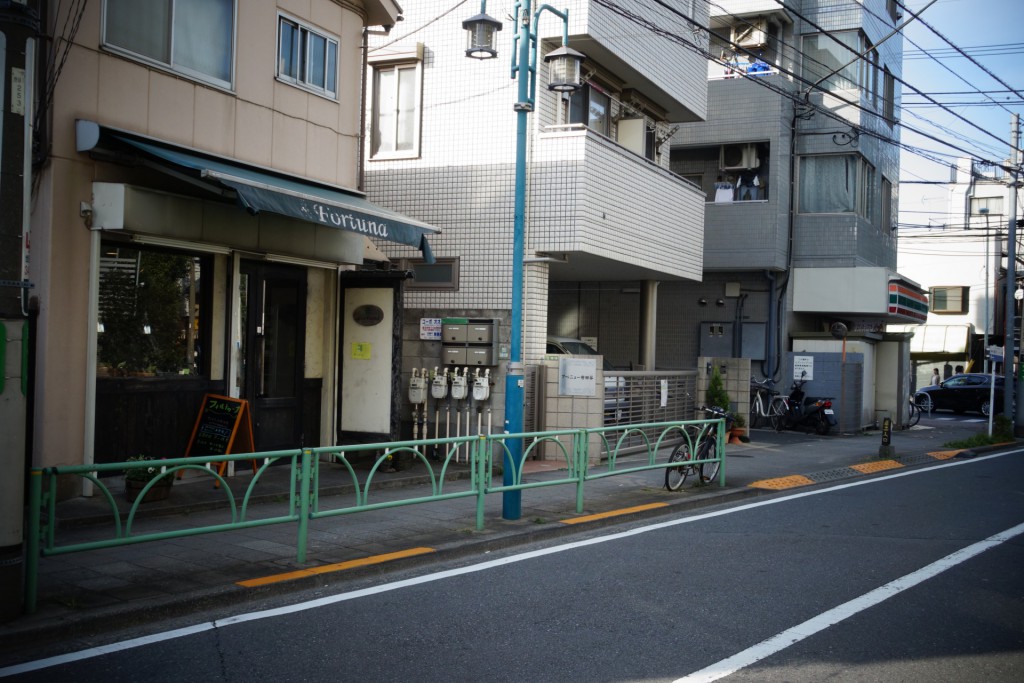 松陰神社のパン屋さんフォルトゥーナから世田谷通り